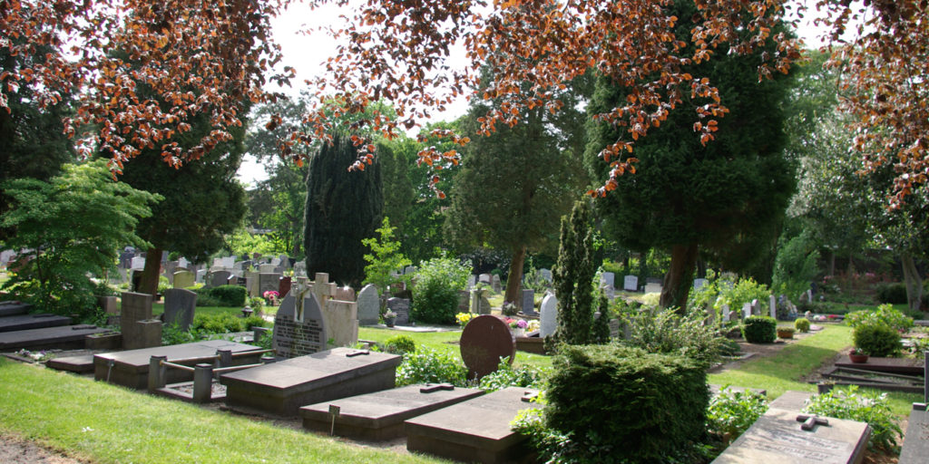 Een aantal familie- en keldergraven op RK begraafplaats St. Barbara in Hilversum