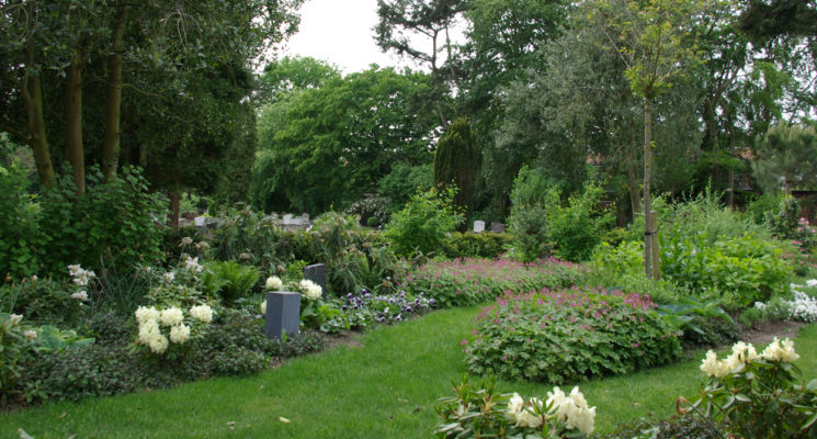 Het plaatsen van een urn in het urnenhof van RK begraafplaats St. Barbara in Hilversum, ook wel de urnentuin
